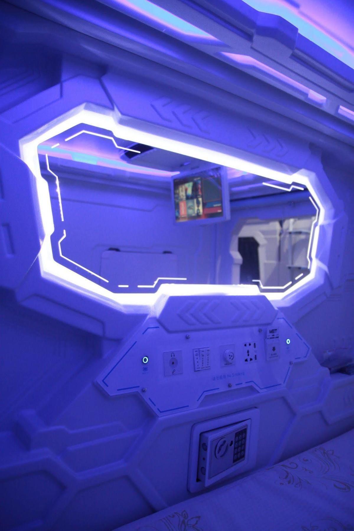Met A Space Pod @ Little India Singapore Exteriör bild