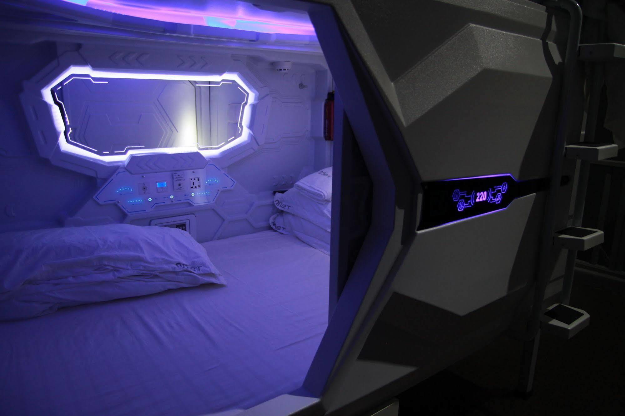 Met A Space Pod @ Little India Singapore Exteriör bild